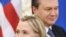 Birleşen Ştatlaryň Döwlet sekretary Hillary Klinton we Ukrainanyň prezidenti Wiktor Ýanukowiç metbugat konferensiýasynda, Kiýew, 2-nji iýul.