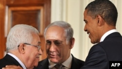 دیدار سه جانبه باراک اوباما (راست)، رییس جمهور آمریکا، با بنیامین نتانیاهو (وسط)، نخست وزیر اسرائیل و محمود عباس، رییس تشکیلات خودگردان فلسطینی در سپتامبر سال جاری برای مذاکرات صلح