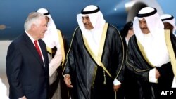 رکس تیلرسون،وزیر خارجه آمریکا در کنار شیخ صباح خالد احمد آل صباح، وزیر خارجه کویت (چپ) در فرودگاه بین المللی کویت