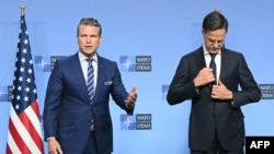 پیت هگست (چپ) وزیر دفاع ایالات متحده در کنار مارک روته، دبیرکل ناتو