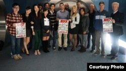 Профессор Университета Эмерсон Грегори Пейн (крайний справа) и его студенты в Мексике.                      