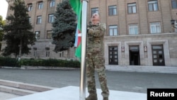 Լեռնային Ղարաբաղ - Իլհամ Ալիևն Ադրբեջանի դրոշն է բարձրացնում Ստեփանակերտում, 15-ը հոկտեմբերի, 2023թ.