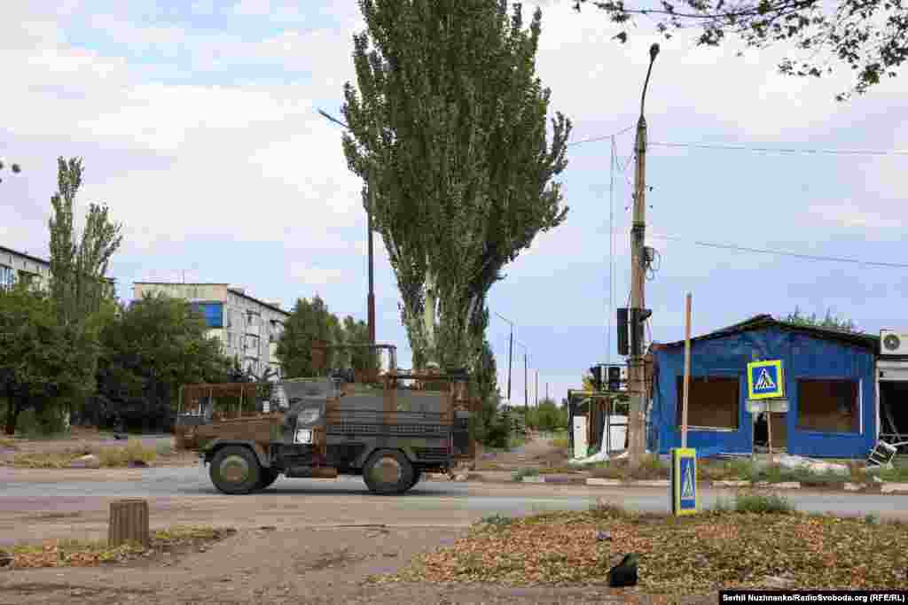 А тепер тільки військові авто, які проїжджають на великій швидкості...