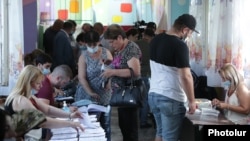 Armenia - Voters at a polling station in Yerevan, June 20, 2021.