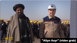 Türkmenistanyň Halk Maslahatynyň başlygy Gurbanguly Berdimuhamedow (sagda) we Owganystanyň Ministrler Kabinetiniň başlygynyň ykdysady meseleler boýunça orunbasary Abdul Gani Baradar (Türkmenistanyň "Altyn Asyr" telekanalyndan alnan surat)