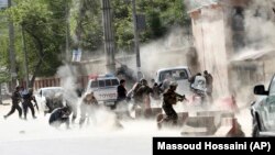 مأموران امنیتی افغانستان در صحنه انفجار انتحاری روز دوشنبه