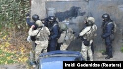 Грузинским спецслужбам помогают вести расследование американские коллеги: благодаря им стали известны личности, ликвидированные впоследствии в ходе спецоперации в Тбилиси