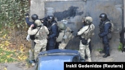 Общественность задается вопросом о связях предполагаемых террористов, на штурм жилища которых силовикам понадобилось 20 часов