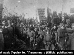 Група озброєних робітників – учасників Січневого повстання (Джерело: Центральний державний кінофотофоно архів України імені Гордія Пшеничного)