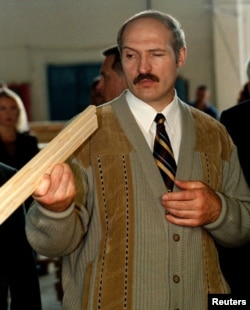 Аляксандар Лукашэнка на дрэваапрацоўчым заводзе, 1999 год