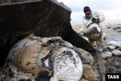 Волонтери зачищають узбережжя Анапи від нафтопродуктів, Росія, 24 грудня 2024 року. Архівне фото