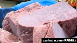 Aşgabadyň döwlet dükanyndan satyn alnan doňdurlan et. Oktýabr, 2025.
