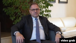 Францияның Қазақстандағы елшісі Сильван Гиоге Азаттыққа сұхбат беріп отыр. Астана, 19 мамыр, 2025 жыл.