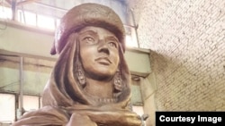 Сүзге ханымның қоладан соғылған мүсіні