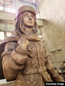 Сүзге ханымның қолды болған мүсіні