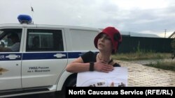 Журналист Анохина Светлана йу Махачкаларчу Ак-Гель паркехь килс йоттарна дуьхьал протестехь