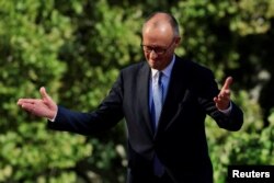 Канцлер Німеччини Фрідріх Мерц прибуває на зустріч з президенткою Молдови Майєю Санду, прем'єр-міністром Польщі Дональдом Туском та президентом Франції Еммануелем Макроном (на фото немає) до Президентського палацу в Кишиневі, Молдова, 27 серпня 2025 року