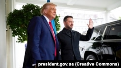 Президент України Володимир Зеленський (праворуч) і президент США Дональд Трамп. Вашингтон, 18 серпня 2025 року