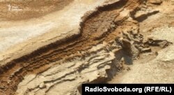 Сліди від бойової техніки на «фенольному озері»