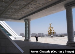 مردی در پای یادمان قانون اساسی.