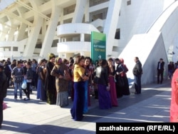 Stadiondaky çärä barýan türkmenistanlylar