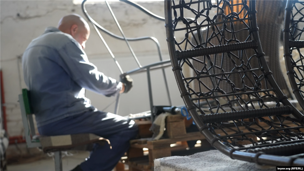 Великий цех із виготовлення плетених меблів, тут ми зустріли багато полонених із Донецька та Луганська. Вони не схотіли з нами спілкуватися. За цю роботу табір отримує гроші, і значна частина заробленого йде на утримання військовополонених, що коштує 10 тисяч гривень на одного на місяць