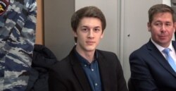 Єгор Жуков і адвокат Ілля Новіков у суді. Росія