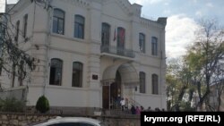 Дети заходят на занятия в севастопольскую школу №3