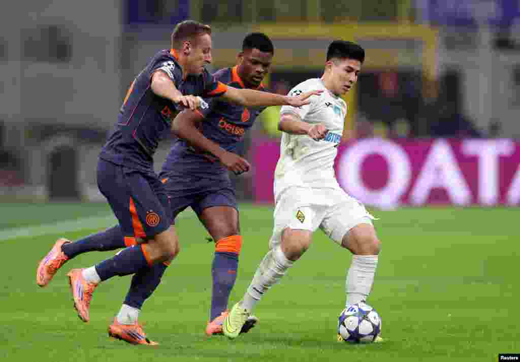 "Қайраттың" ойыншысы Дастан Сәтпаев "Интер" ойыншыларымен допқа таласып жатыр. 