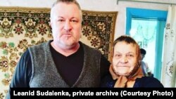 Леанід Судаленка са сваёй маці Соф'яй, фота з прыватнага архіву