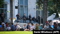 Մոլդովա - Դեմոկրատական կուսակցության աջակիցները նստացույց են անցկացնում կառավարության շենքի դիմաց, Քիշնև, 10-ը հունիսի, 2019թ․