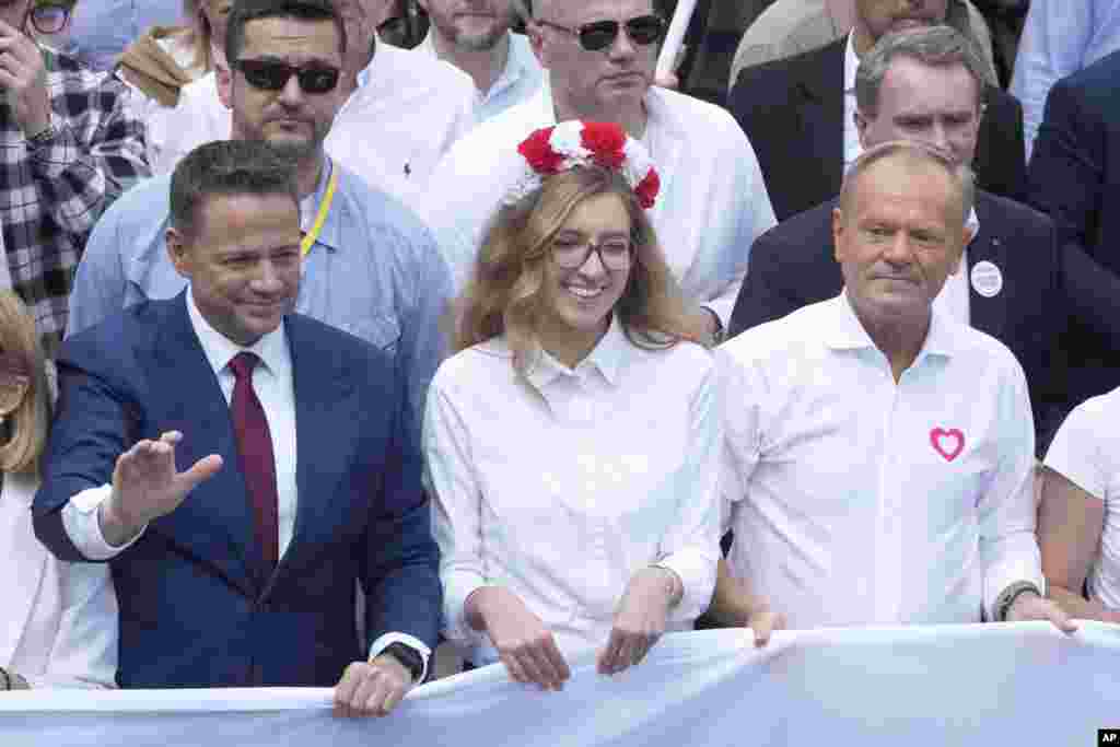 Дональд Туск, кіраўнік польскага ўраду (справа) бярэ ўдзел у маршы ў падтрымку Рафала Тшаскоўскага