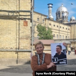 Ірына Новік з партрэтам палітзьняволенага калегі Паўла Мажэйкі