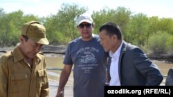 Режиссëр Рашид Маликов (ўртада) томонидан суратга олинган "Сабот" фильмининг суратга олиш жараëни.