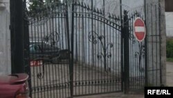 За этими воротами - следственный изолятор КНБ. Астана,  4 июня 2009 года. 