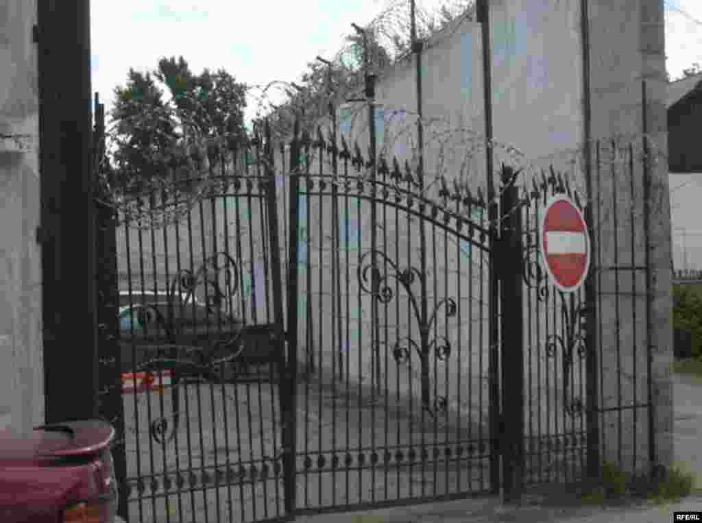 Kazakhstan – Prison. Gates to the Kazakh KNB Detention center. Astana, 04Jun2009  - За этими воротами - следственный изолятор КНБ. Астана,  4 июня 2009 года. 