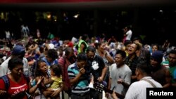 Борбордук Америка өлкөлөрүнөн АКШга жөө келе жаткан мигранттар. Трамптын администрациясы алар АКШ мыйзамсыз жол менен киргизилбей турганын эскертүүдө.