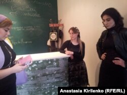 Центр сучасного мистецтва в Грозному. Кафе. На стійці видно сліди від куль