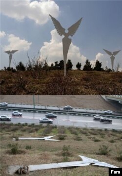 مجسمه‌های پابریده فرشته در تهران