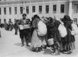 Чоловік тримає ікону в оточенні селянок у Кремлі