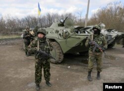 Українські військовослужбовці на блокпосту біля Ізюма. Квітень 2014 року