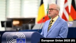 Міхаель Ґалер доповідає на на пленарному засіданні Європарламенту про дії ЄС для забезпечення гарантій безпеки та справедливого миру для України. Страсбург, Франція, 9 вересня 2025 року