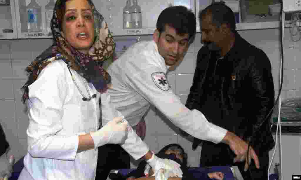 بسیاری از امدادگران و نیروهای داوطلب به کمک آسیب&zwnj;دیدگان شتافتند؛ آن&zwnj;هم در حالی&zwnj;که زمین&zwnj;لرزه بیمارستان&zwnj;های برخی از مناطق را نیز ویران کرده بود.