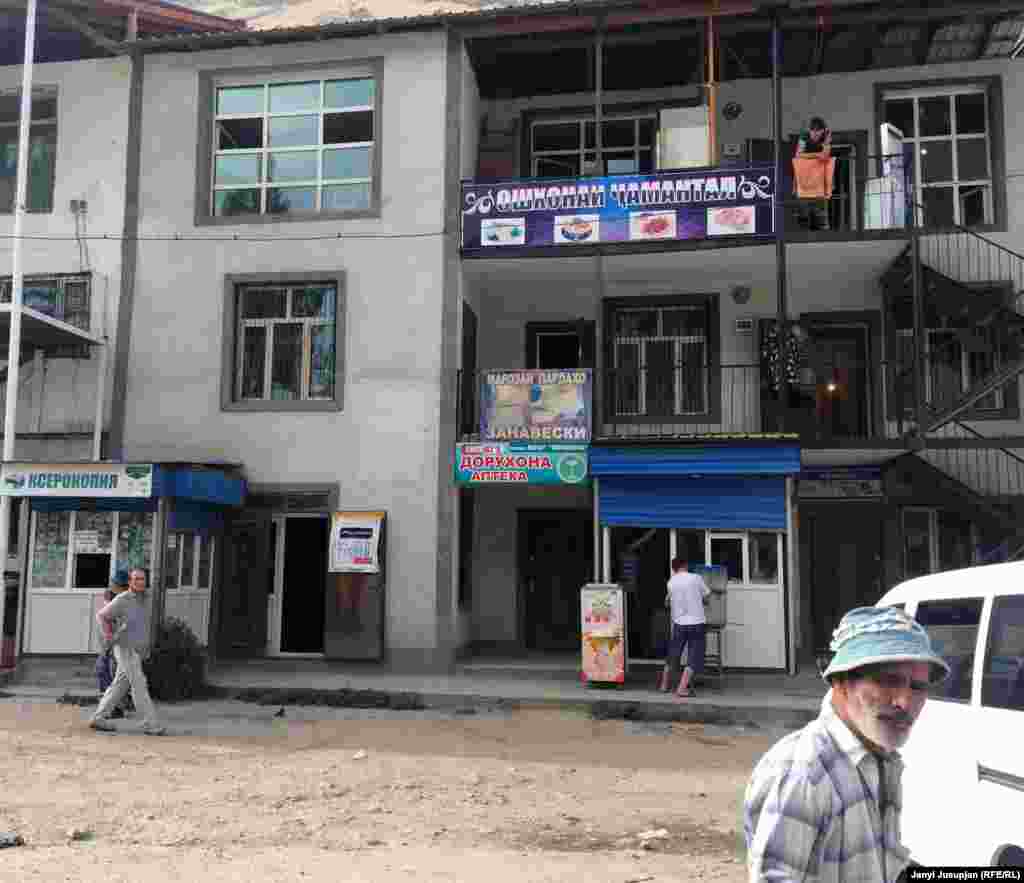 Вид на кафе Жаман-Тал (&quot;Пара кустов&quot; на кыргызском) рядом с центральным рынком в Хороге. В городе проживают кыргызы из Мургабского района, который входит в состав Горно-Бадахшанской автономии. У них несколько кафе, студенты учатся в местных учебных заведениях, в Хорогском университете есть преподаватель из Мургаба. Большинство кыргызов здесь бывают за продуктами, проездом в качестве таксистов или гидов, сопровождая иностранных туристов.&nbsp; 