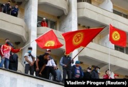 Участники митинга у столичной гостиницы «Иссык-Куль». Бишкек. 15 октября 2020 года.