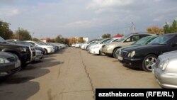 Рынок подержанных автомобилей. Туркменистан (архивное фото) 