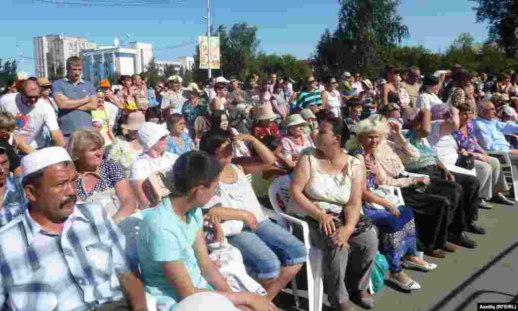 Сәхнә янындагы тамашачылар