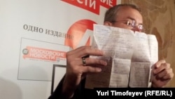 Олег Шеїн показує медичну довідку, яка підтверджує факт голодування, Москва, 17 квітня 2012 року