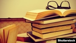 Kitaplar we äýnek.