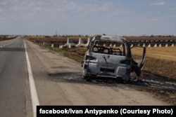 Спалене російськими дронами авто на трасі Херсон-Миколаїв, липень 2025 року